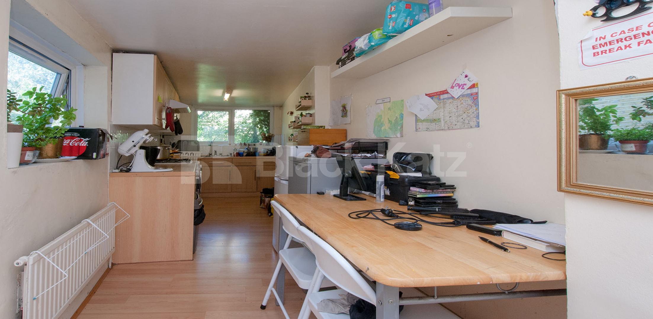 			1 Bedroom, 1 bath, 1 reception Flat			 Stamford Hill, Stoke Newington